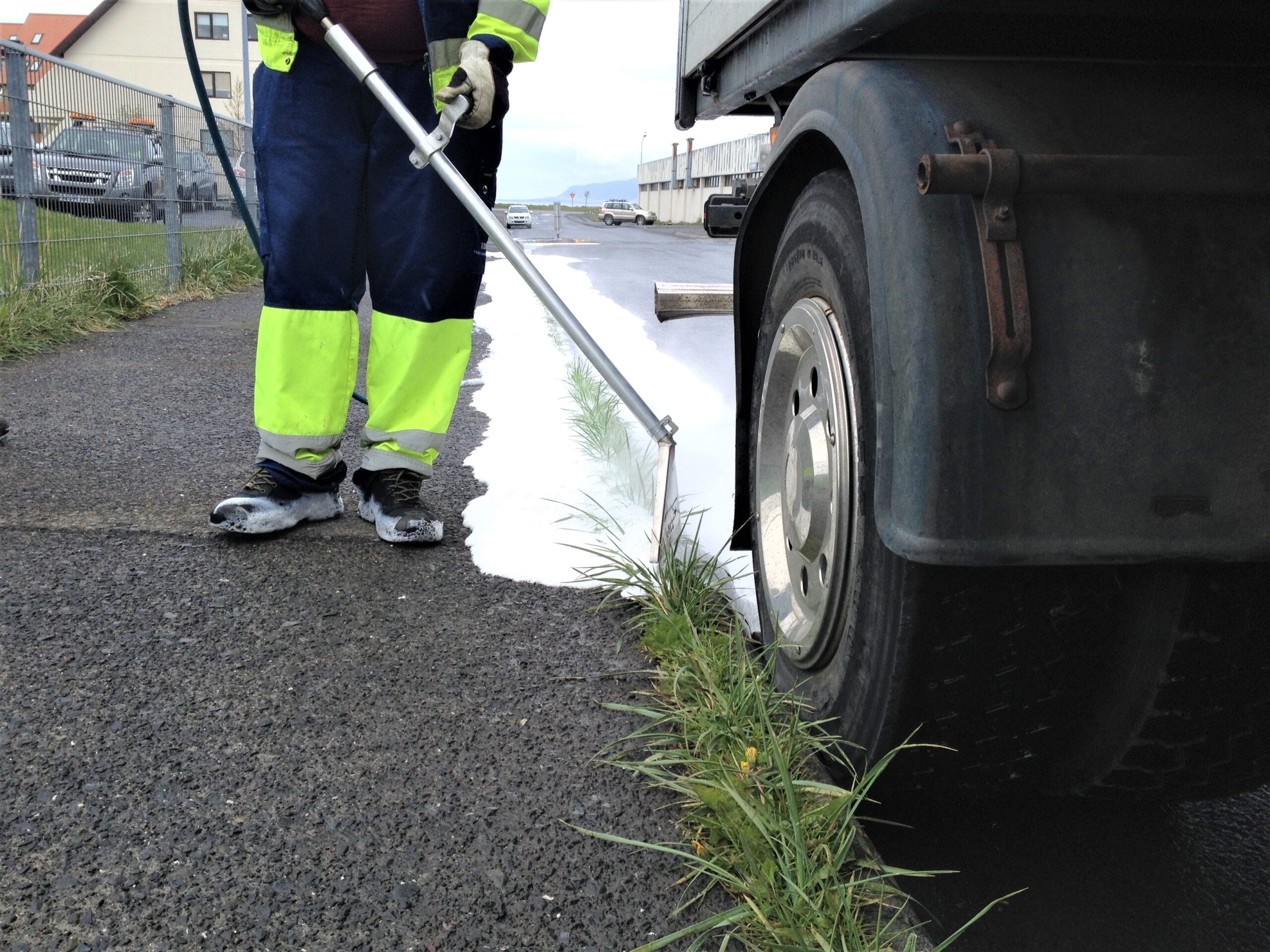 SPUMA - efficient and sustainable weed control - is used along the sidewalk to remove wild grass.