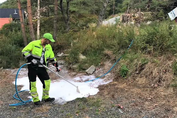 Ukrudtsbek&aelig;mpelse med skum og varmt vand
